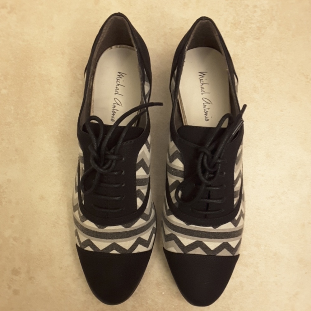 Size 7 Michael Antonio Flats NEVER WORN - Picture 2 of 5